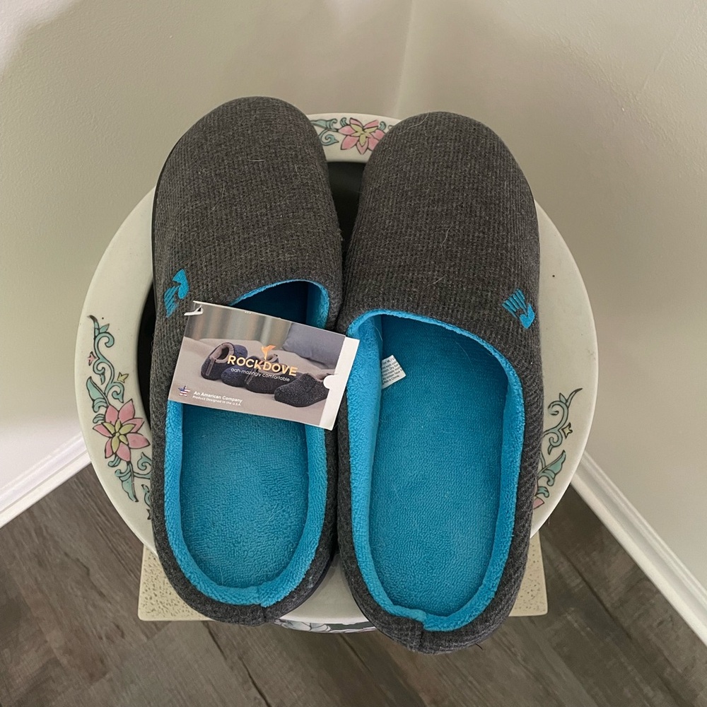 Men’s Slippers *new with tags*
